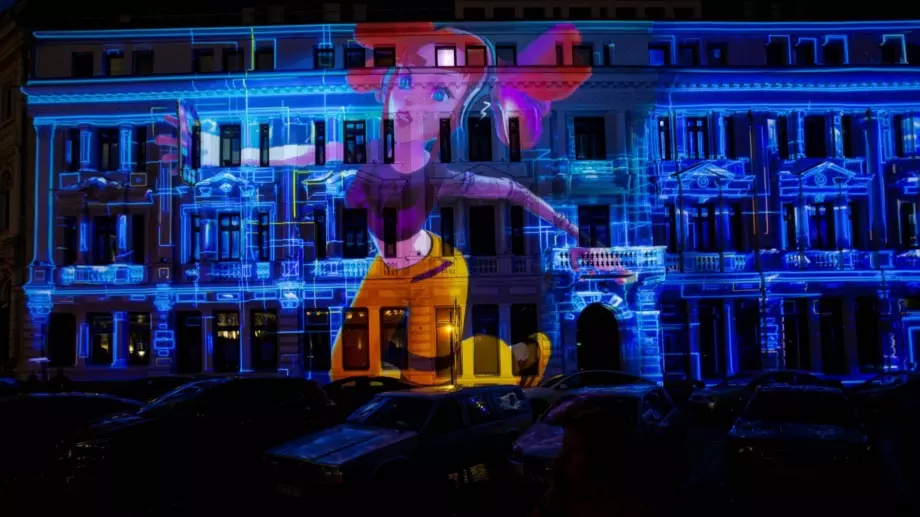 22 светлинни творби преобразяват фасади, паркове и площади в София