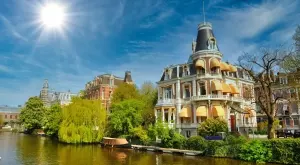 Борба със свръхтуризма: Европейска столица забранява строителството на нови хотели