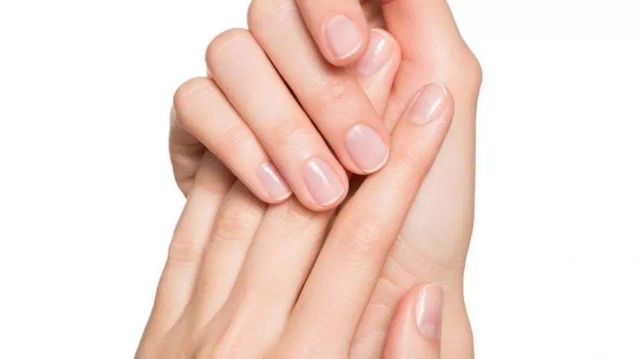Здравословни проблеми, за които луните върху ноктите ви предупреждават