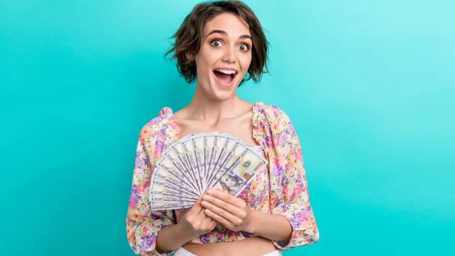 Тези 3 зодии ще се къпят в пари до края на април 2024