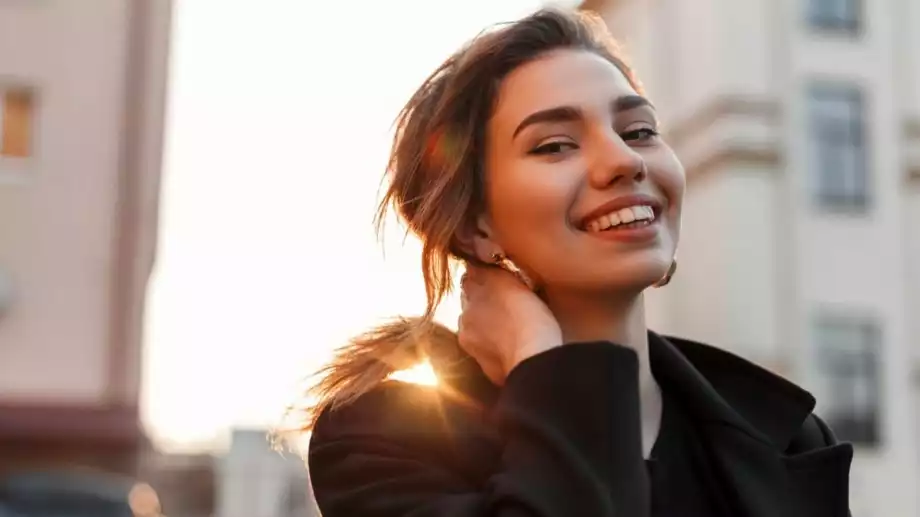 Женски виц за 22 април, 2024 г.: Две блондинки си говорят