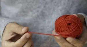 Как да вържете червен конец, така че да пази от уроки