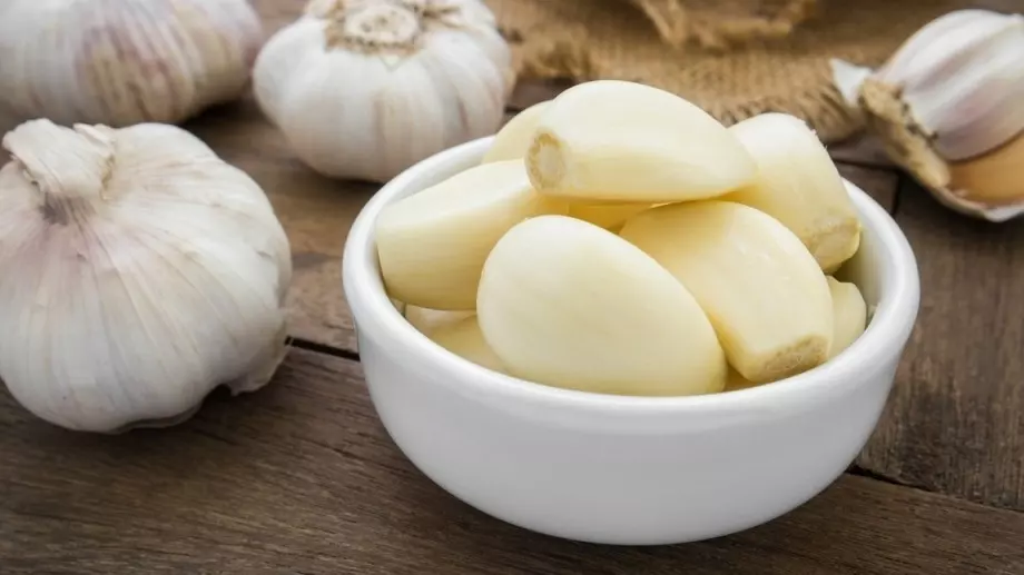 Накиснете 5 скилидки чесън във вряла вода: това решава добре познат проблем