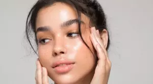 Бюти тенденциите на 2024: „Стъклен“ грим (ВИДЕО)