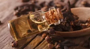 Как да използвате карамфил за премахване на лошата миризма от банята