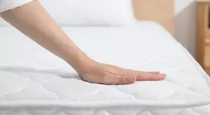 Ето какво се случва, когато разсипете сода върху матрака си