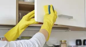 Гениален съвет за премахване на мазнини от кухненските шкафове