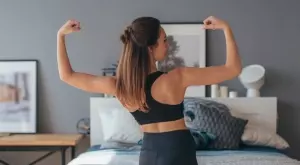 6 ужасно лесни домашни упражнения за по-стегнати ръце