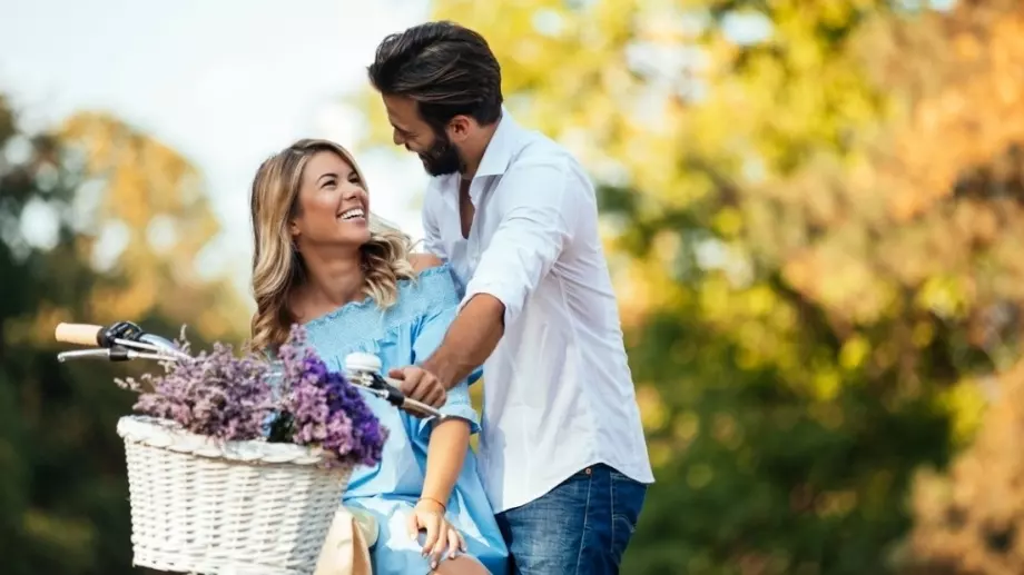 5 фини признака, че някой ви мисли за привлекателни