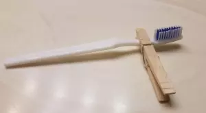 Защо мнозина поставят четката си за зъби на щипка за пране