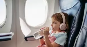 Защо е важно детето ви да пие достатъчно вода по време на пътуване