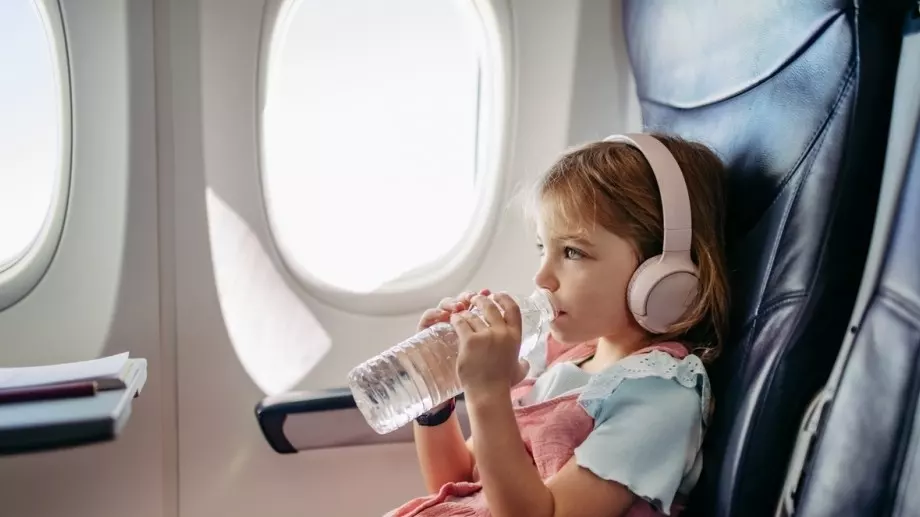 Защо е важно детето ви да пие достатъчно вода по време на пътуване