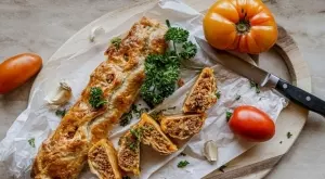 Хрупкаво руло от бутер тесто с плънка от кайма