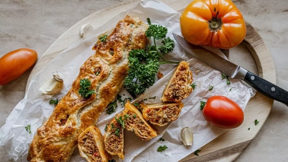 Хрупкаво руло от бутер тесто с плънка от кайма