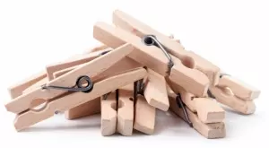 Поставете щипка за пране на душ слушалката: спестявате много пари