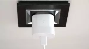 Ето защо зарядните устройства НЕ трябва да стоят в контакта, когато не се използват