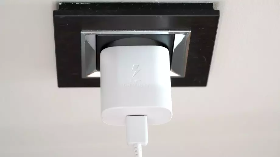 Ето защо зарядните устройства НЕ трябва да стоят в контакта, когато не се използват