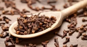 Защо да поръсите сол и карамфил пред вратата си