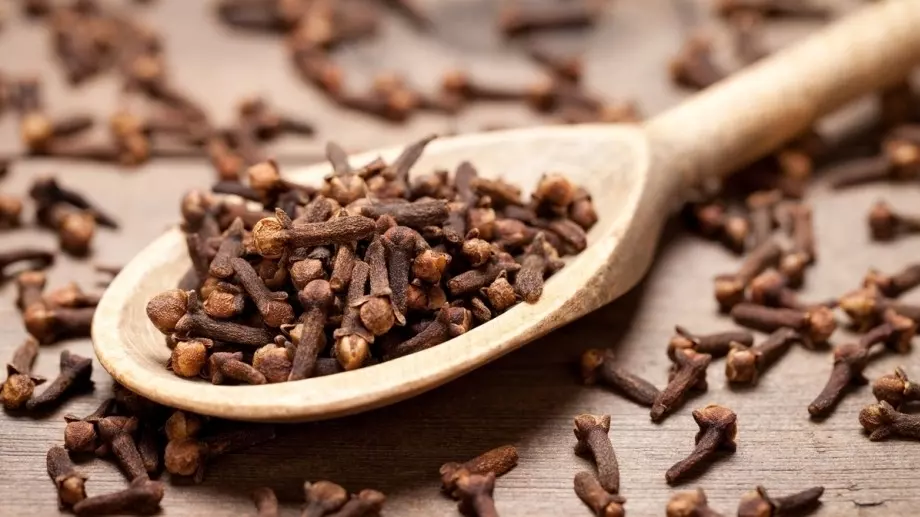 Защо да поръсите сол и карамфил пред вратата си