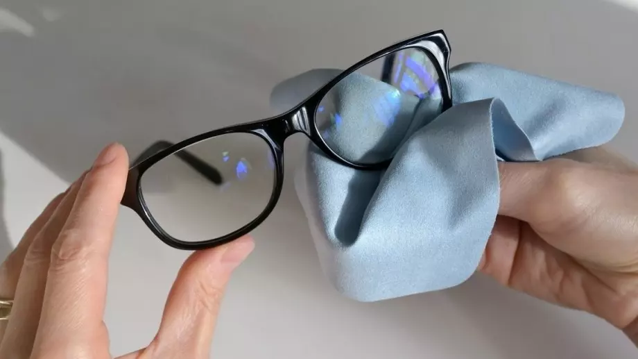 Как да използвате вазелин за премахване на драскотини от очила