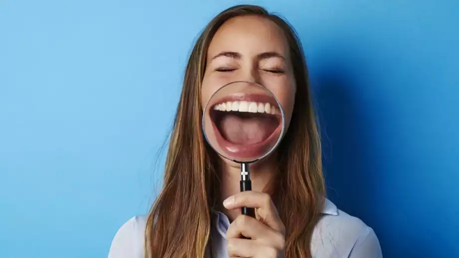 Женски виц за 5 май, 2024 г.: Между блондинки