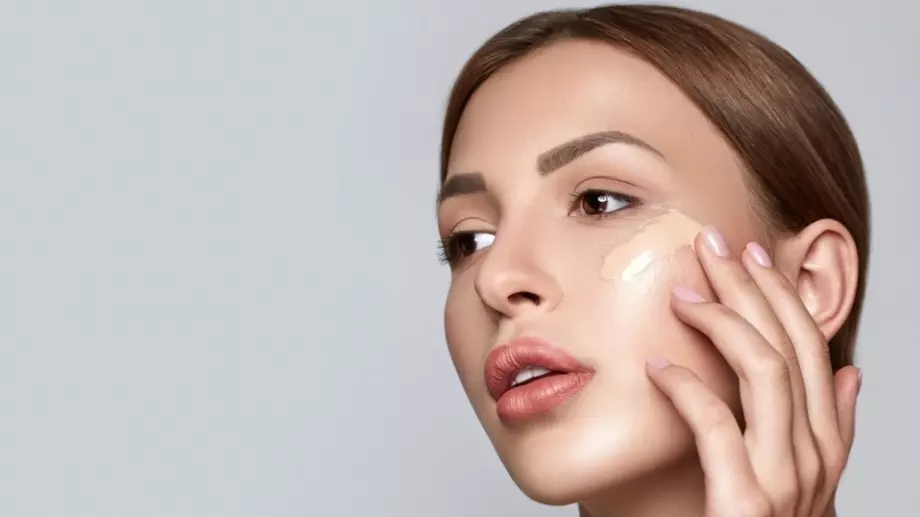 Как да направите фон дьо тена да изглежда като кожа, а не като грим