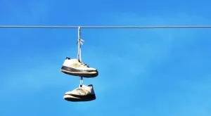 Ако видите обувки на жица, ето какво означава