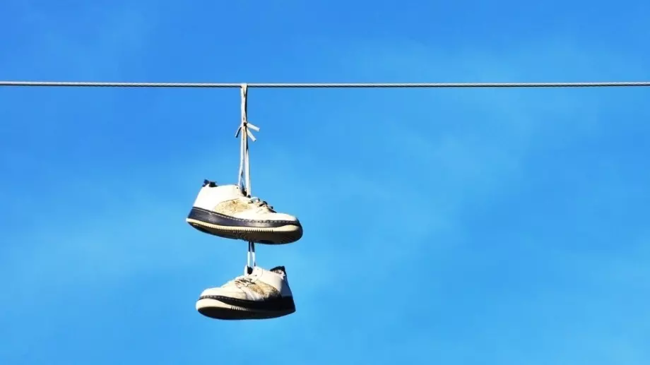 Ако видите обувки на жица, ето какво означава