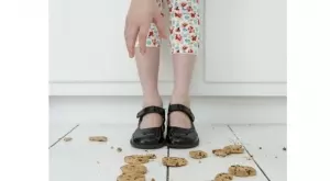 Лекар оспорва "правилото пет секунди" за яденето на паднала храна