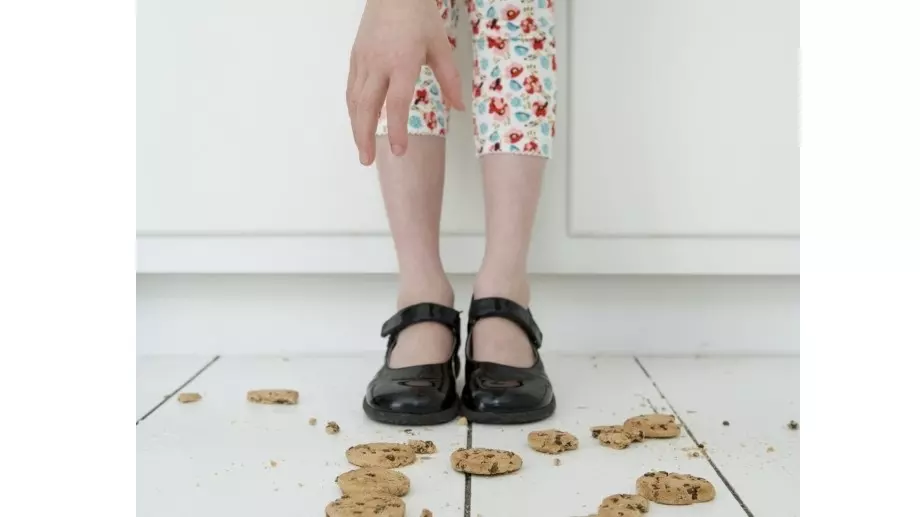 Лекар оспорва "правилото пет секунди" за яденето на паднала храна