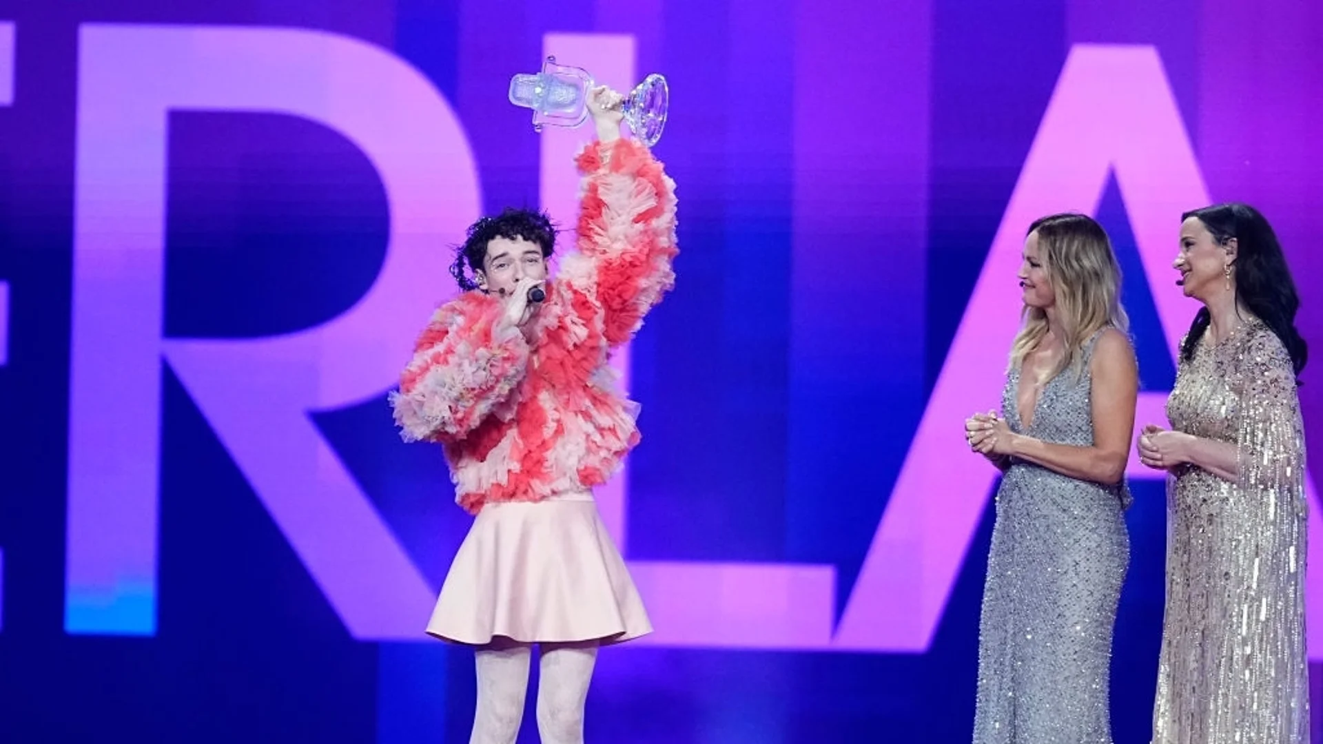 Как журито опорочи Евровизия, за да спечели “небинарен” артист