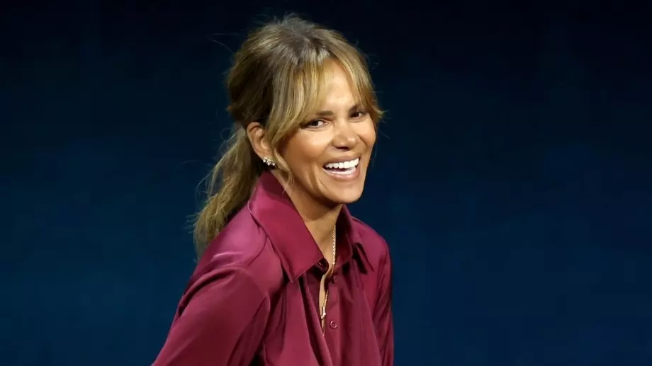 Ето я 57-годишната Холи Бери чисто гола (СНИМКИ)