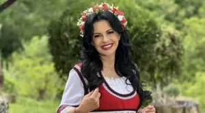 Певицата Росица Пейчева стана майка на 50 (СНИМКА)