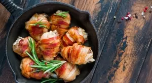 Ще си оближете пръстите: Пилешки хапки с коричка от бекон