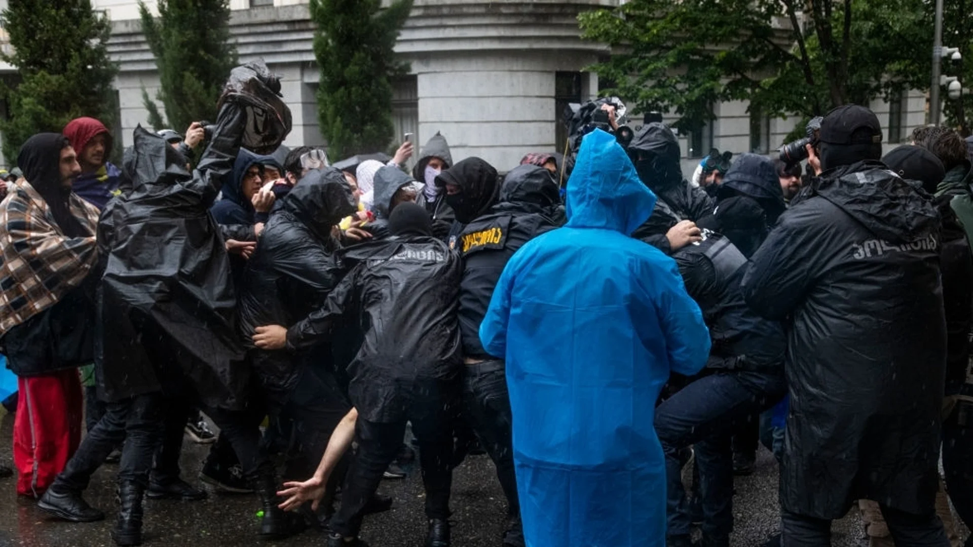 "Правителството ни пребива, но Грузия няма да стане Русия": Говорят грузински опозиционери (ВИДЕО)