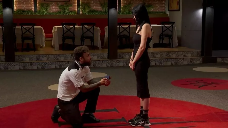 Романтика: Цели три предложения за брак в Hell's Kitchen (ВИДЕО)