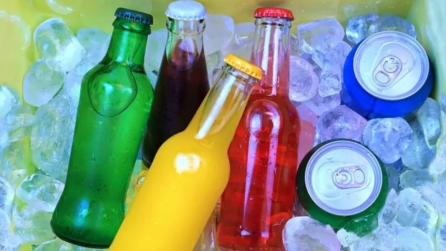Защо газираните напитки в бутилка и кенче имат различен вкус