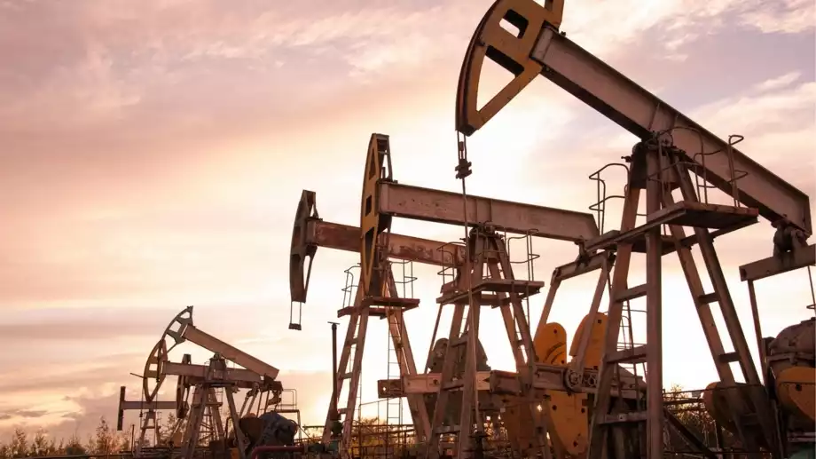 Цените на петрола напът да отбележат седмичен ръст за първи път от седмици