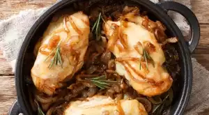 Ароматни пилешки котлети с лучен сос