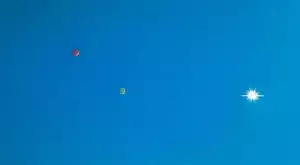 Ето защо виждате онези цветни топки, закачени по жици