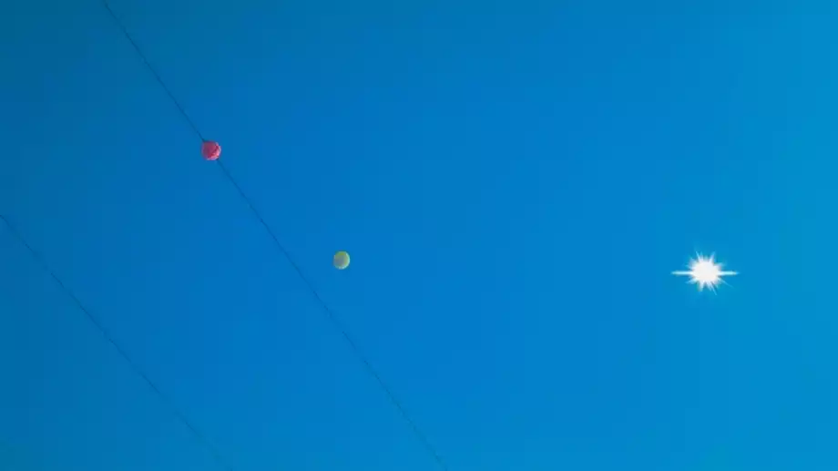 Ето защо виждате онези цветни топки, закачени по жици