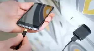 4 места, където никога НЕ трябва да зареждате телефона си