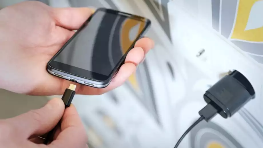 4 места, където никога НЕ трябва да зареждате телефона си