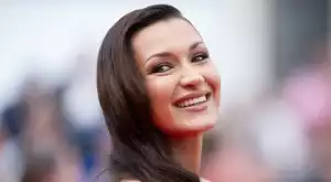 Бела Хадид се разголи в Кан (СНИМКИ)