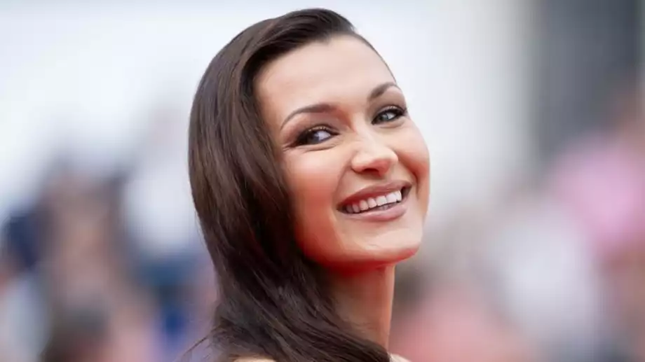 Бела Хадид се разголи в Кан (СНИМКИ)