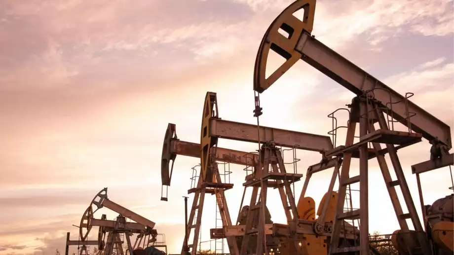 Очакванията за по-високи лихви на Фед задържат посоката на цените на петрола