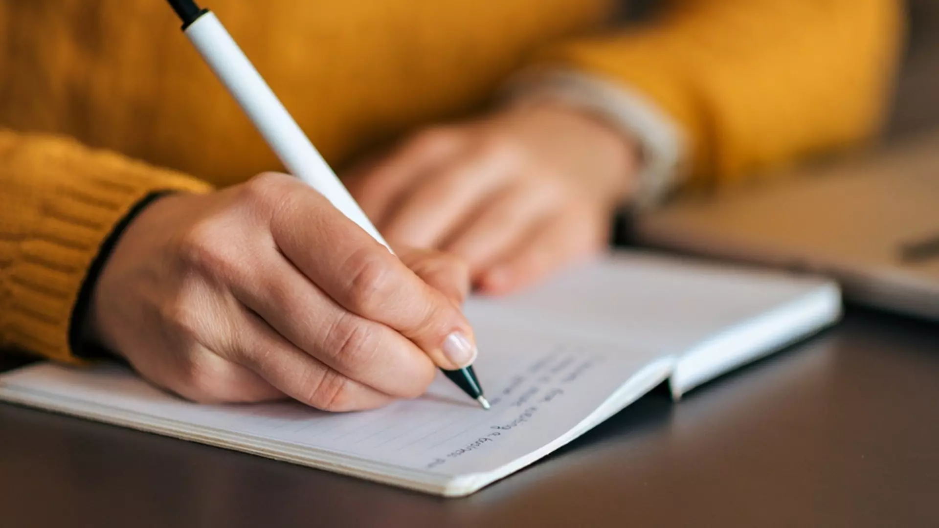 Ето как се пише: уцелвам или оцелвам