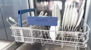 Ето защо трябва да поставите алуминиево фолио в съдомиялната (ВИДЕО) 