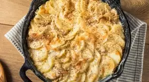 Запечени тънки картофи с мляко