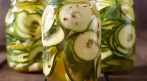 Жестоки мариновани тиквички в буркан